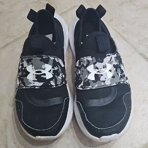 Under Armour Kids Black Sneakers with Gray Camo Strap